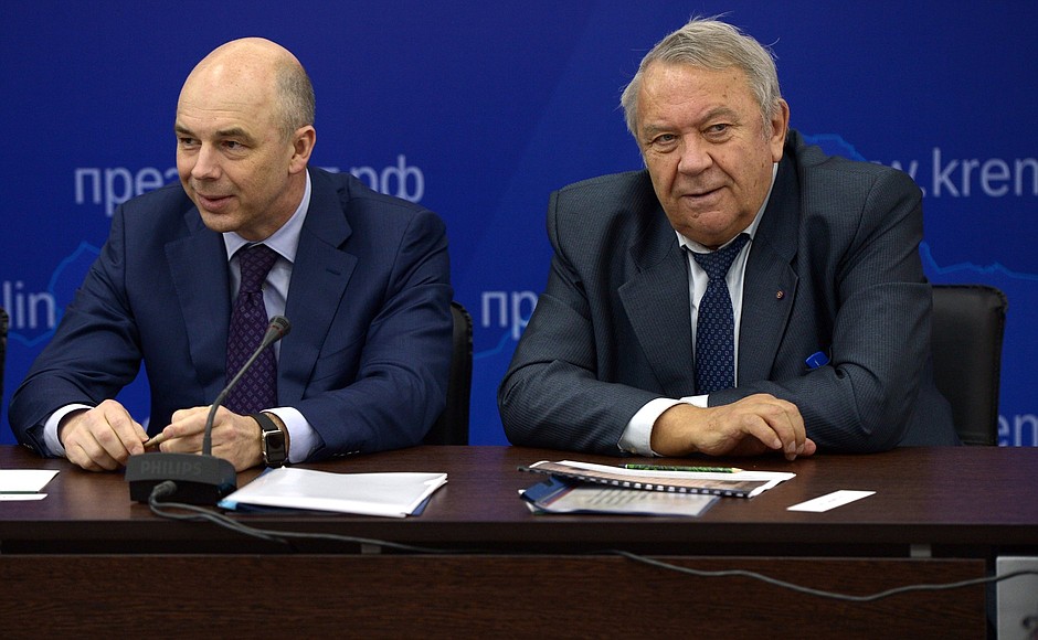 Министр финансов Антон Силуанов (слева) и президент РАН Владимир Фортов на заседании Военно-промышленной комиссии.