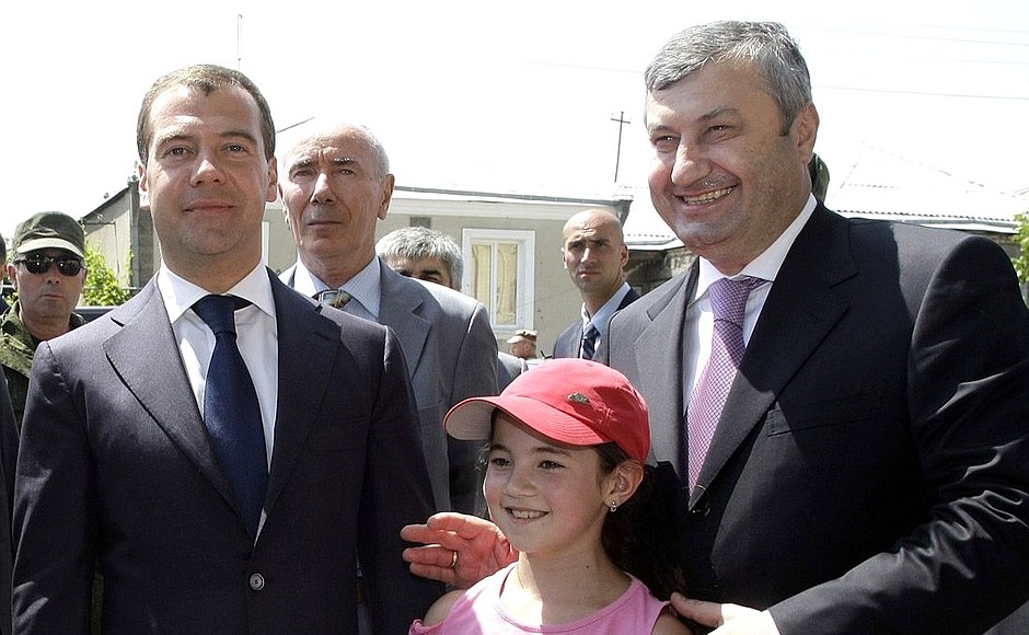 Визит в Южную Осетию. Справа – Президент Южной Осетии Эдуард Кокойты.