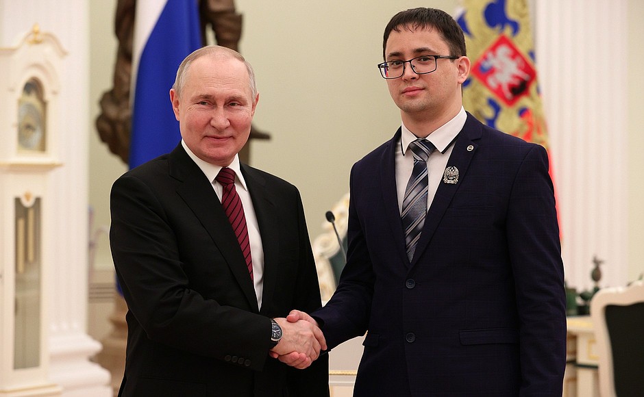 The ceremony for presenting the 2022 Presidential prizes in Science and Innovation for Young Scientists. With prize winner Irek Mukhamatdinov.