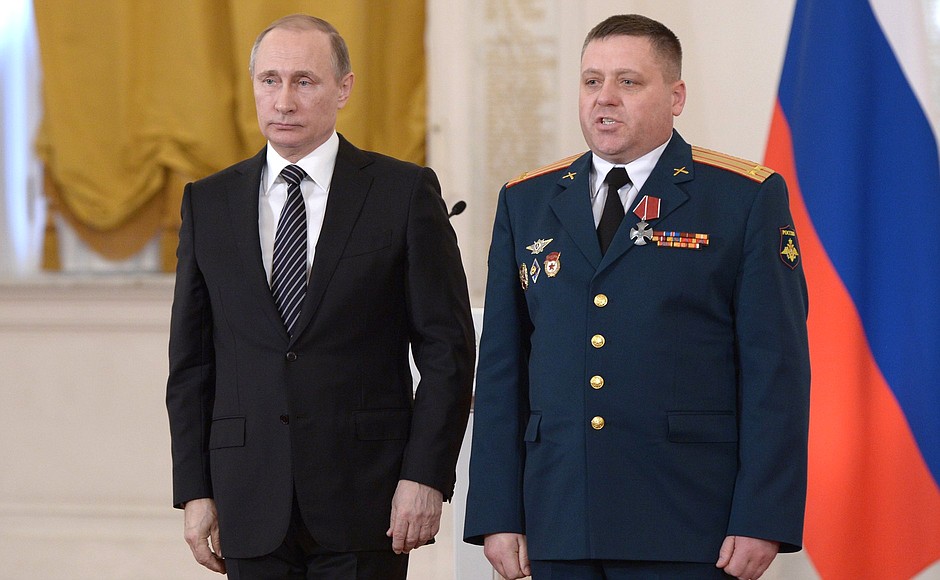 Lieutenant Colonel Nikolai Nozdrenko is awarded the Order of Courage.