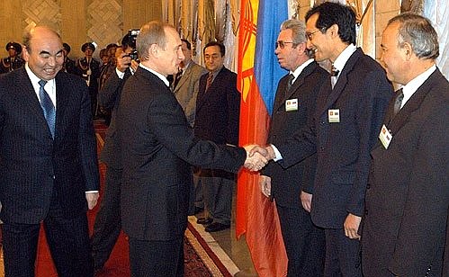 The presentation of delegations before the start of the Russian-Kyrgyz negotiations. To the left: Kyrgyz President Askar Akayev.