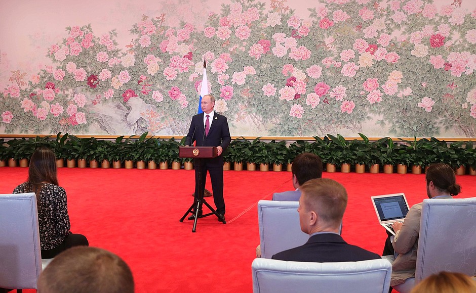 По завершении работы саммита ШОС Владимир Путин ответил на вопросы российских журналистов.