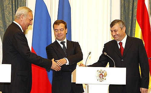 С Президентом Абхазии Сергеем Багапшем (слева) и Президентом Южной Осетии Эдуардом Кокойты.