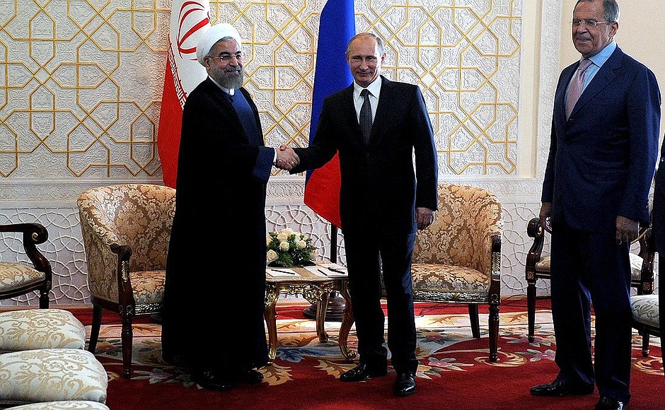 Встреча с Президентом Исламской Республики Иран Хасаном Рухани. Справа – Министр иностранных дел России Сергей Лавров.