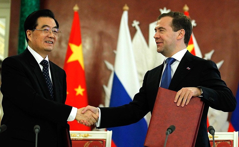 С Председателем Китайской Народной Республики Ху Цзиньтао после подписания совместных документов.