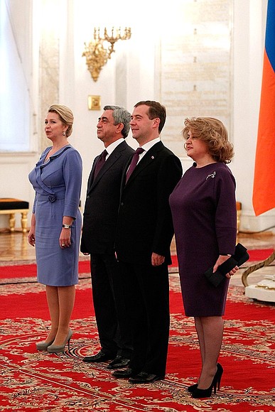 Официальная церемония встречи. Светлана Медведева, Серж Саргсян, Дмитрий Медведев, Рита Саргсян.