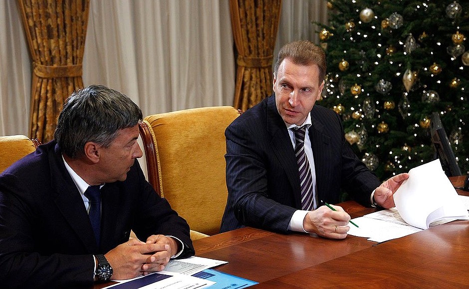 Before the meeting with CEOs of several Russian banks. First Deputy Prime Minister Igor Shuvalov (right) and Gazprombank Board Chairman Andrei Akimov.