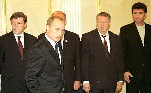 Перед началом встречи с руководителями фракций Государственной Думы.