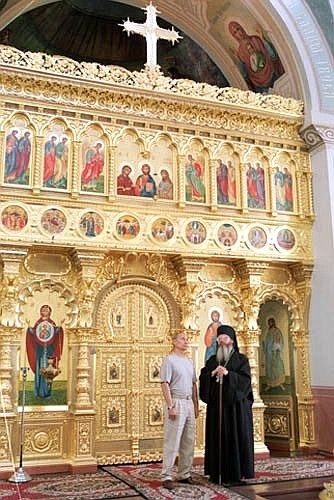 С игуменом Валаамского Спасо-Преображенского монастыря архимандритом Панкратием во время осмотра одного из храмов монастыря.