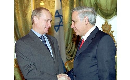 С Президентом Израиля Моше Кацавом.
