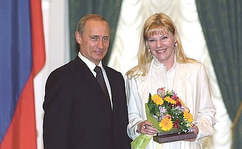 КРЕМЛЬ. Государственная премия в области литературы и искусства 2002 года вручена актрисе Александре Захаровой.
