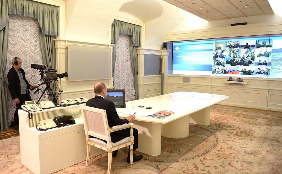 В режиме видеоконференции с Национальным центром управления обороной государства Президент принял участие в едином дне приёмки военной продукции.