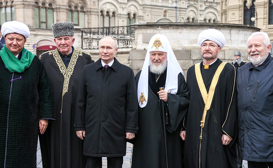 From left: With Chairman of the Spiritual Assembly of Muslims of Russia, Chairman of the Spiritual Administration of Muslims of Moscow and the Central Region “Moscow Muftiate” Albir Krganov, Chairman of the North Caucasus Muslim Coordination Centre Ismail Berdiev, Patriarch Kirill of Moscow and All Russia, Chairman of the Spiritual Administration of Muslims of Russia, Chairman of the Council of Muftis of Russia Ravil Gaynutdin and Chief Bishop of Russia’s Union of Evangelical Christians Sergei Ryakhovsky after the flower-laying ceremony at the monument to Kuzma Minin and Dmitry Pozharsky on Red Square on National Unity Day.