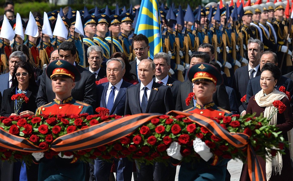 Together with the heads of foreign states and governments, Vladimir Putin paid tribute to those who were killed in the Great Patriotic War by laying flowers at the Tomb of the Unknown Soldier in the Alexander Garden.