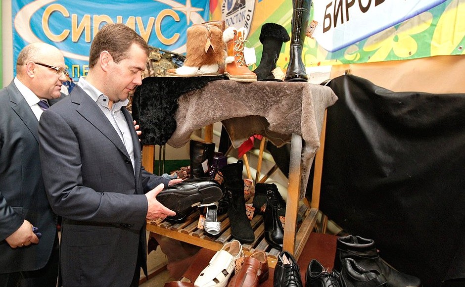 Выставка продукции, выпускаемой местными малыми и средними предприятиями. С губернатором Еврейской автономной области Александром Винниковым.