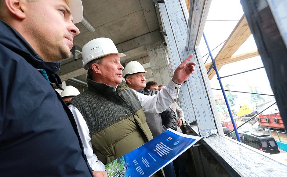 В ходе осмотра аэропорта Елизово. С врио губернатора Камчатского края Владимиром Илюхиным (справа).