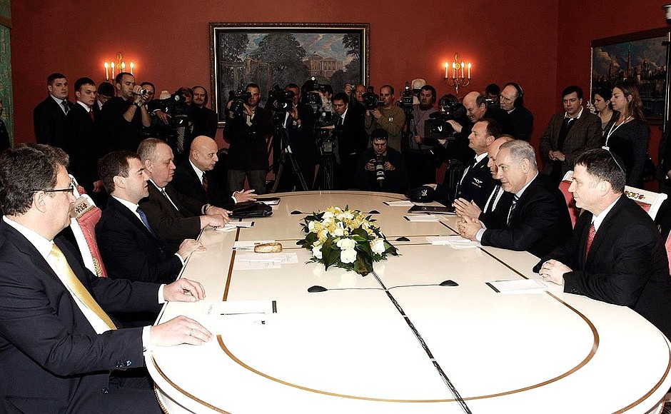 В ходе переговоров с Премьер-министром Израиля Биньямином Нетаньяху.
