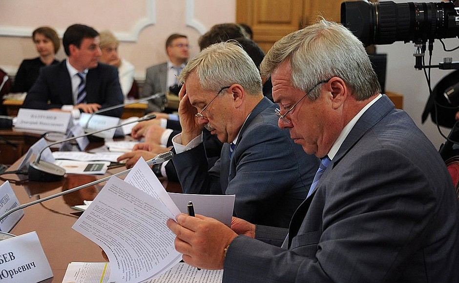 Meeting on agriculture development. Left to right: Belgorod Region Governor Yevgeny Savchenko and Rostov Region Governor Vasily Golubev.