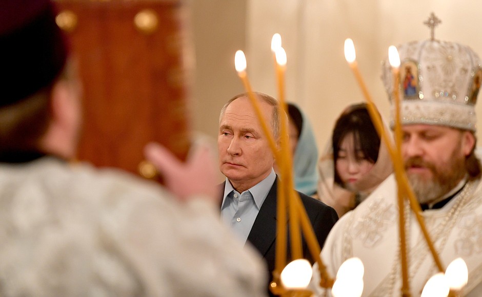 Владимир Путин присутствовал на рождественском богослужении в храме Спаса Нерукотворного Образа в Ново-Огарёве.