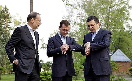 С Генеральным секретарём Совета ЕС Хавьером Соланой (слева) и Председателем комиссии Европейских сообществ Жозе Мануэлом Баррозу.