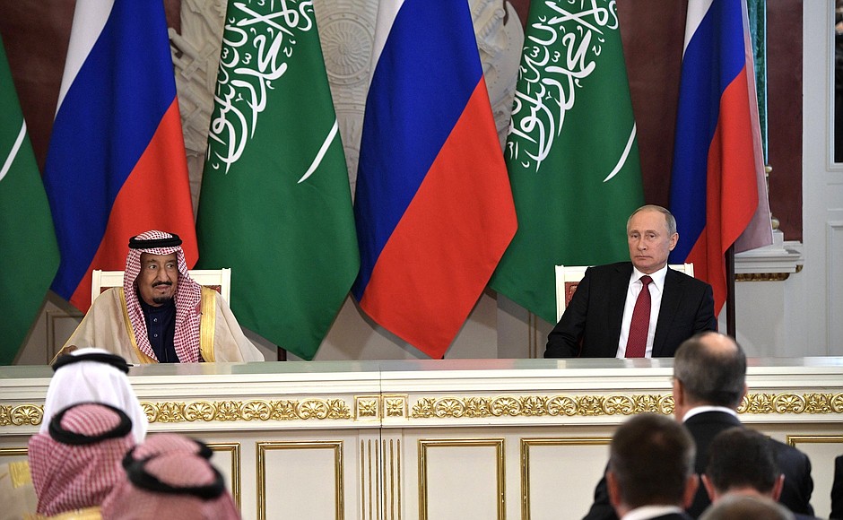 Перед началом церемонии подписания документов по итогам российско-саудовских переговоров.