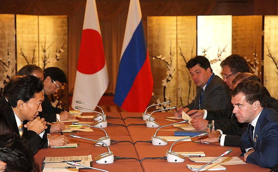 С Премьер-министром Японии Юкио Хатоямой.