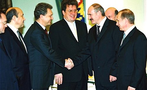 Российско-белорусские переговоры. С Президентом Белоруссии Александром Лукашенко во время церемонии представления российской делегации.