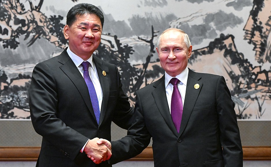 С Президентом Монголии Ухнагийн Хурэлсухом.