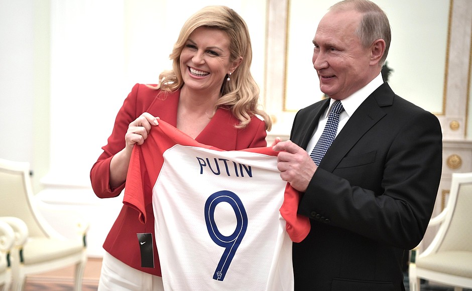 Колинда Грабар-Китарович подарила Владимиру Путину футболку сборной Хорватии по футболу.