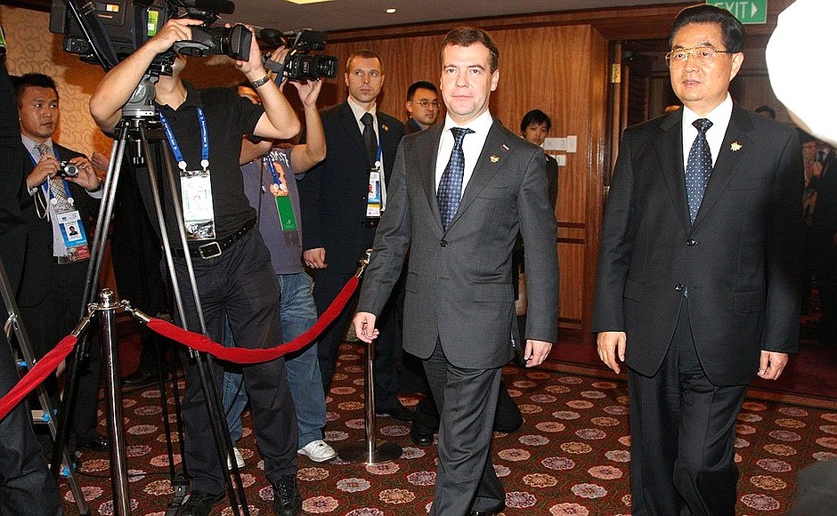 С Председателем КНР Ху Цзиньтао перед началом встречи.