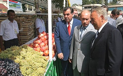 На таджикской сельскохозяйственной ярмарке. С Президентом Казахстана Нурсултаном Назарбаевым (справа) и Президентом Таджикистана Эмомали Рахмоновым.