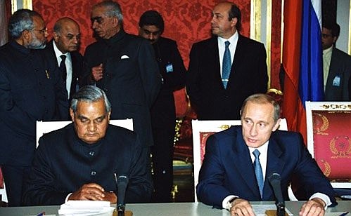President Vladimir Putin and Indian Prime Minister Atal Bihari Vajpayee addressing a news conference.