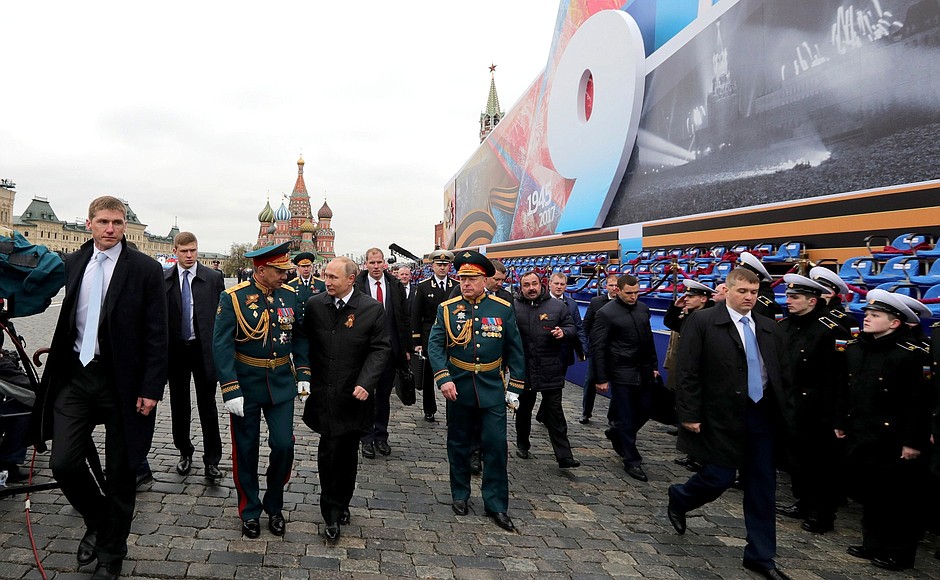 По окончании военного парада в ознаменование 72-й годовщины Победы в Великой Отечественной войне 1941–1945 годов.
