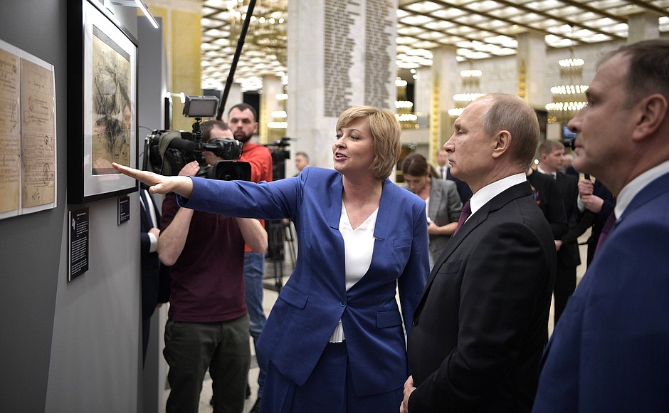 Владимир Путин ознакомился с проектами «Поискового движения России», представленными в Музее Победы на Поклонной горе.