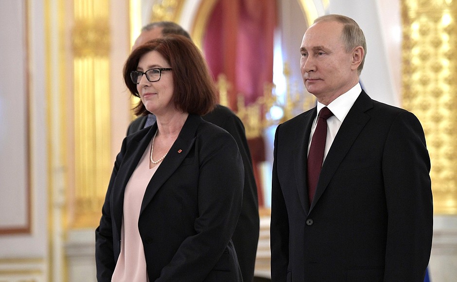 Alison LeClaire (Canada) presents her letter of credence to Vladimir Putin.