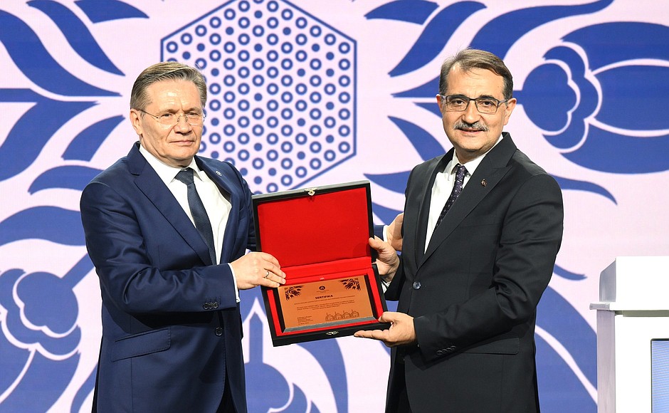 Rosatom CEO Alexei Likhachyov, left, and Minister of Energy and Natural Resources of Turkiye Fatih Dönmez during the ceremony marking the delivery of Russian-made nuclear fuel to Unit 1 of Turkiye’s Akkuyu NPP.
