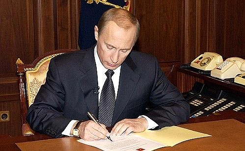 Президент В.Путин подписывает Указ «О Правительстве Российской Федерации».