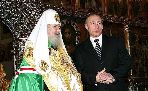 С Патриархом Московским и всея Руси Алексием II на молебне в Успенском соборе.