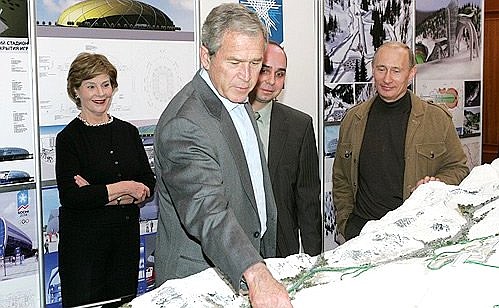 С Президентом США Джорджем Бушем и Лорой Буш в ходе осмотра макетов олимпийских объектов Сочи-2014.