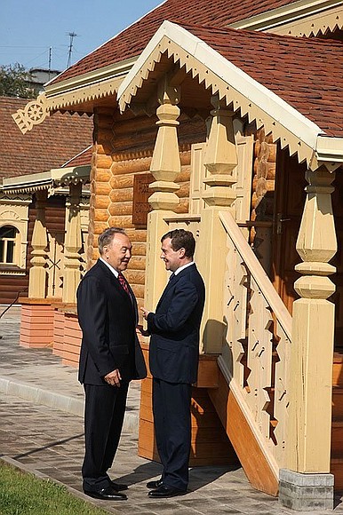 С Президентом Казахстана Нурсултаном Назарбаевым во время посещения культурного комплекса «Национальная деревня».