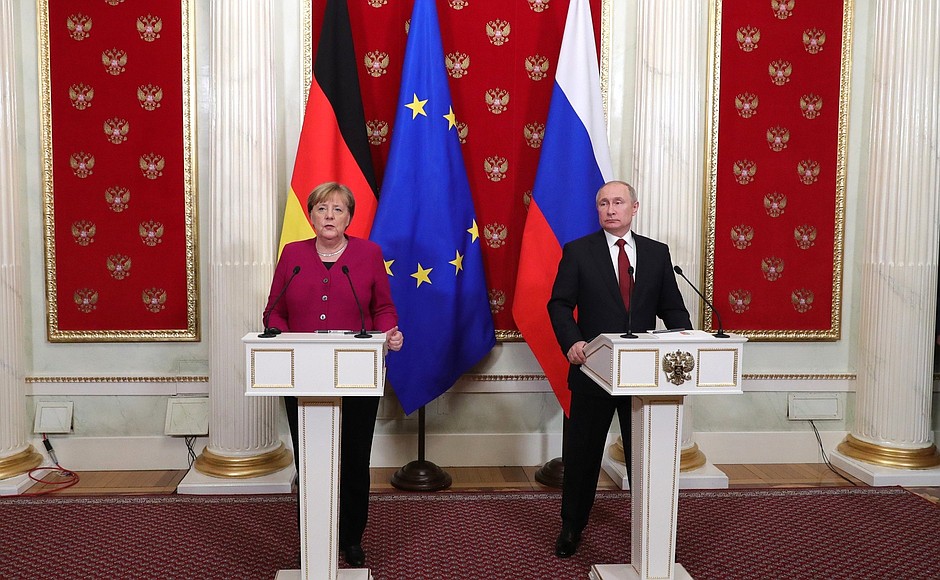 На пресс-конференции по итогам российско-германских переговоров. С Федеральным канцлером Германии Ангелой Меркель.