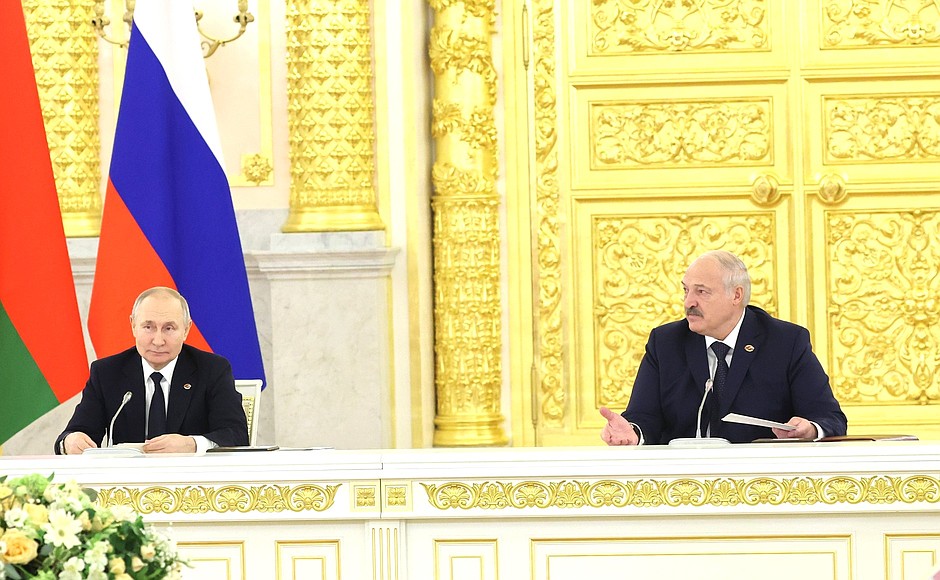 С Президентом Республики Беларусь Александром Лукашенко в ходе заседания Высшего Государственного Совета Союзного государства России и Белоруссии.