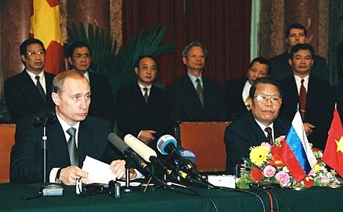 President Putin and Vietnamese President Tran Duc Luong at a joint news conference.