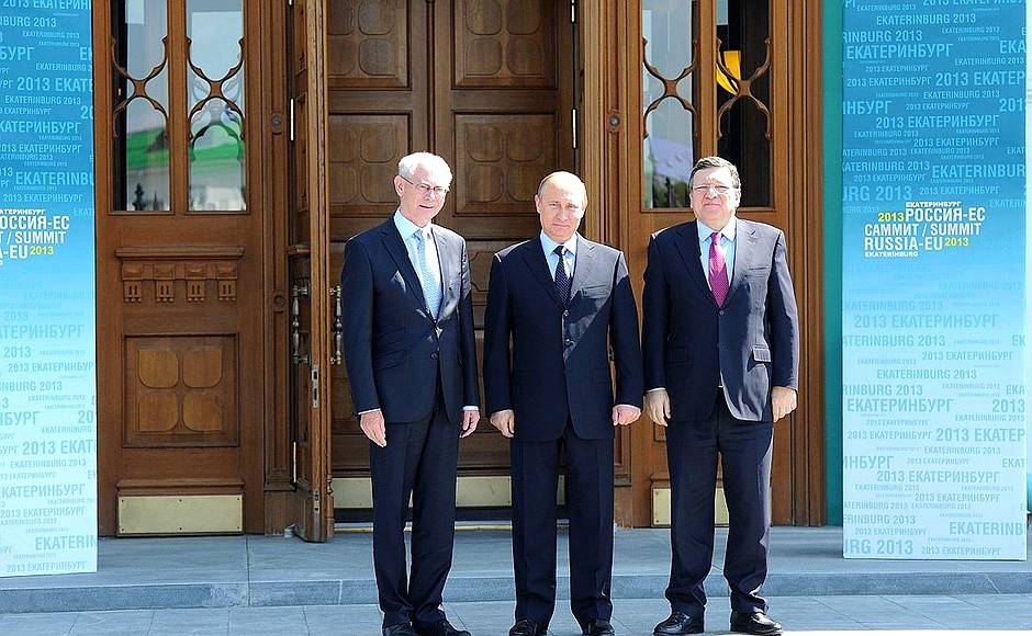 Перед началом встречи на высшем уровне Россия – Европейский союз. С Председателем Европейского совета Херманом Ван Ромпёем (слева) и Председателем Европейской комиссии Жозе Мануэлом Баррозу.