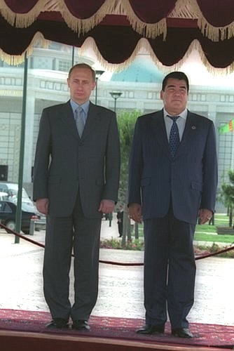 President Putin at a welcoming ceremony with Turkmen President Saparmurat Niyazov.