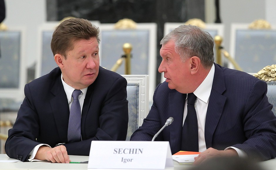 Before the meeting with German business community representatives. Gazprom CEO Alexei Miller (left) and Rosneft CEO Igor Sechin.