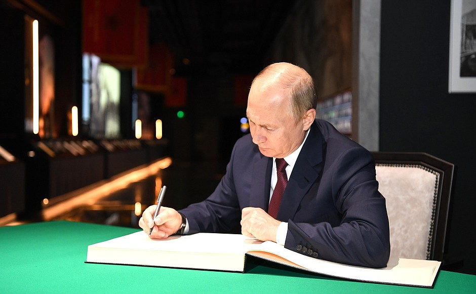 Vladimir Putin signed the distinguished visitors’ book at the Road of Memory museum complex.