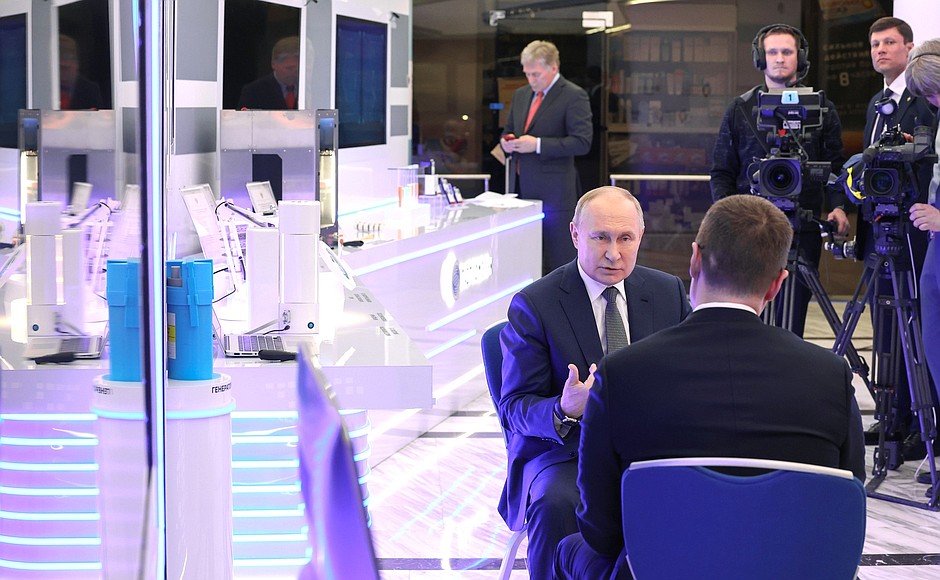 Владимир Путин ответил на вопросы журналиста Павла Зарубина.