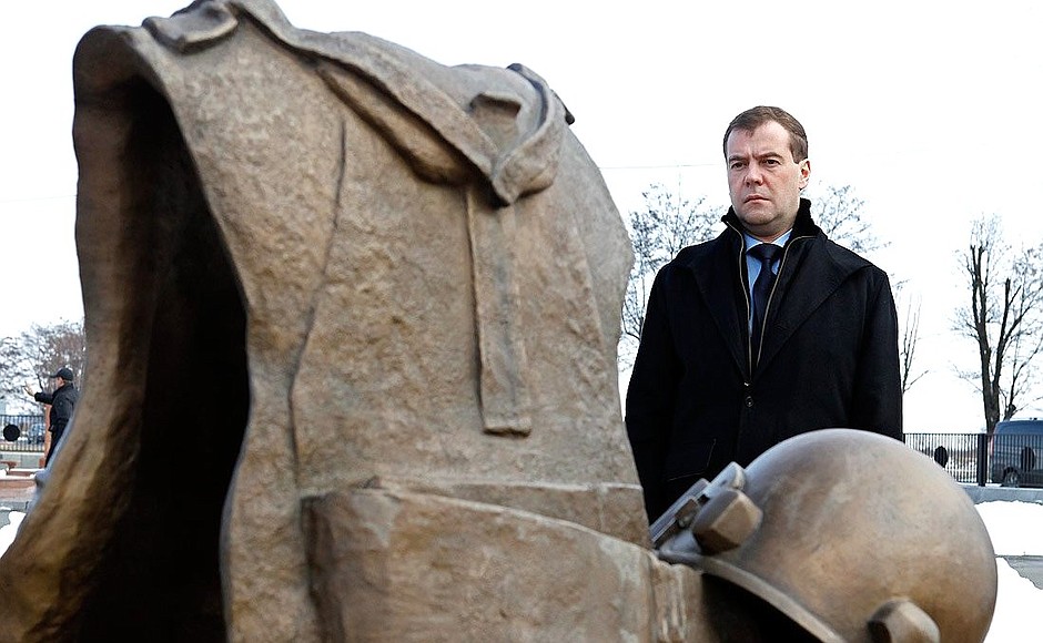 Dmitry Medvedev laid a wreath at the Tree of Grief memorial to the victims of the terrorist attack in Beslan in 2004.