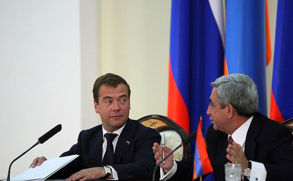 Итоги переговоров Дмитрий Медведев и Серж Саргсян подвели на совместной пресс-конференции.